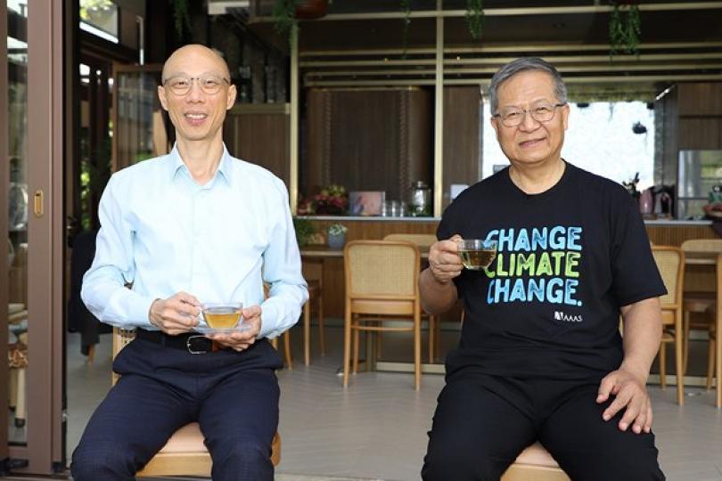 及早應對: 黃錦星(左)與氣象學會發言人梁榮武會面,討論減碳大勢,應對氣候變化。 及早應對: 黃錦星(左)與氣象學會發言人梁榮武會面,討論減碳大勢,應對氣候變化。