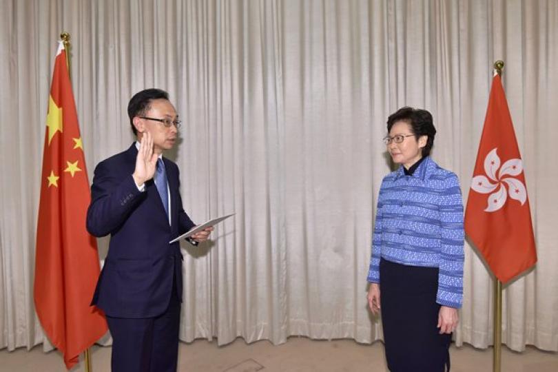 換新崗位: 新任公務員事務局局長聶德權(左)在行政長官林鄭月娥監誓下宣誓就職。 換新崗位: 新任公務員事務局局長聶德權(左)在行政長官林鄭月娥監誓下宣誓就職。
