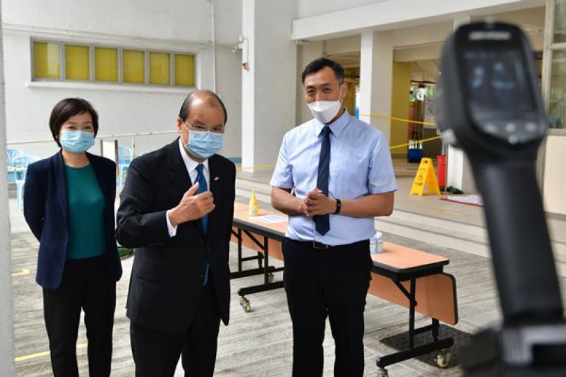 張建宗視察文憑試場地防疫措施 張建宗視察文憑試場地防疫措施