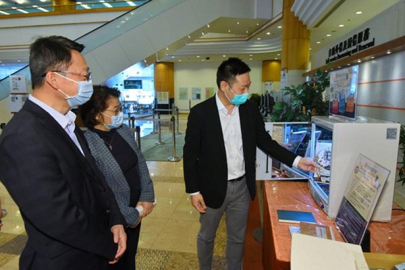 重開在即: 徐英偉(右)到訪香港中央圖書館,試用自助圖書紫外線除菌機。 重開在即: 徐英偉(右)到訪香港中央圖書館,試用自助圖書紫外線除菌機。