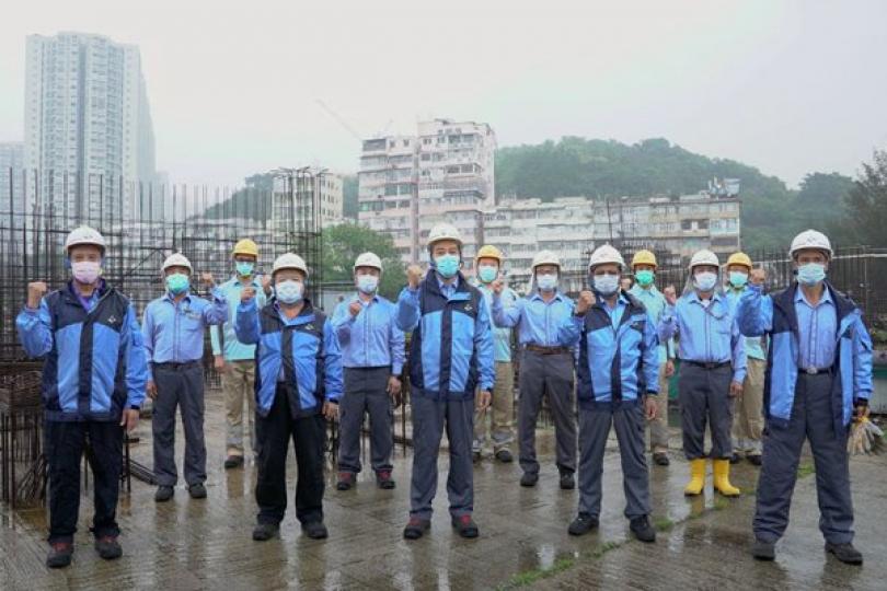 攜手: 黃偉綸感謝建造業界前線從業員和工友,參與《抗疫同舟》音樂短片拍攝工作。 攜手: 黃偉綸感謝建造業界前線從業員和工友,參與《抗疫同舟》音樂短片拍攝工作。