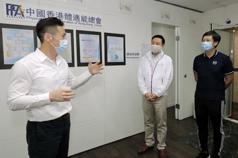 訪健身界: 徐英偉(中)到訪中國香港體適能總會,了解其工作。 訪健身界: 徐英偉(中)到訪中國香港體適能總會,了解其工作。