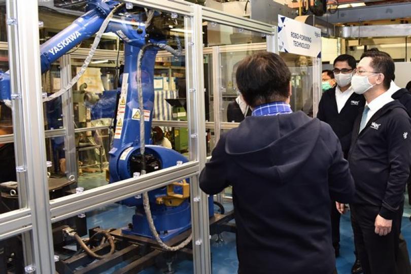 創新技術: 薛永恒(右)參觀香港生產力促進局智能製造及測試設施,了解電流輔助自由成形技術。 創新技術: 薛永恒(右)參觀香港生產力促進局智能製造及測試設施,了解電流輔助自由成形技術。