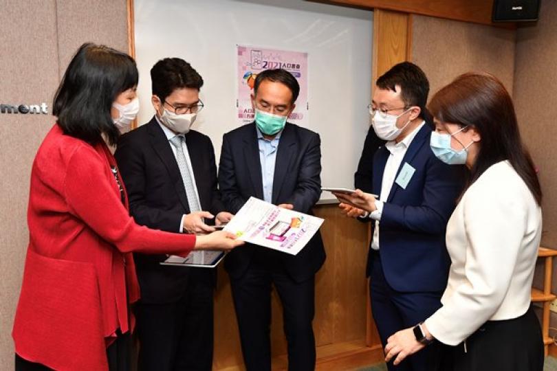數據服務: 許正宇(中)參觀政府統計處貿易統計數據服務中心。 數據服務: 許正宇(中)參觀政府統計處貿易統計數據服務中心。
