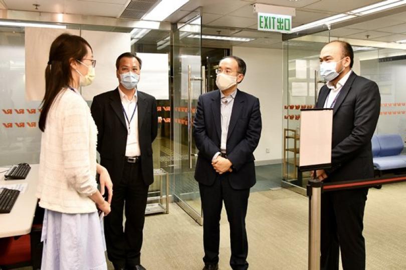 全面恢復: 許正宇(右二)到訪差餉物業估價署,了解該署全面恢復公共服務後的運作情況。 全面恢復: 許正宇(右二)到訪差餉物業估價署,了解該署全面恢復公共服務後的運作情況。