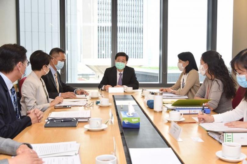 跟進建議: 李家超(中)主持跟進獨立監察警方處理投訴委員會專題審視報告建議專責小組的首次會議。 跟進建議: 李家超(中)主持跟進獨立監察警方處理投訴委員會專題審視報告建議專責小組的首次會議。