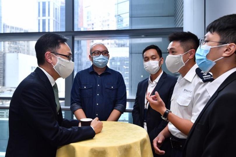 關心聆聽: 聶德權(左)到訪警務處,聆聽部門各職系員工代表的關注,並與數名在去年社會事件中遇襲受傷的警務人員會面。 關心聆聽: 聶德權(左)到訪警務處,聆聽部門各職系員工代表的關注,並與數名在去年社會事件中遇襲受傷的警務人員會面。