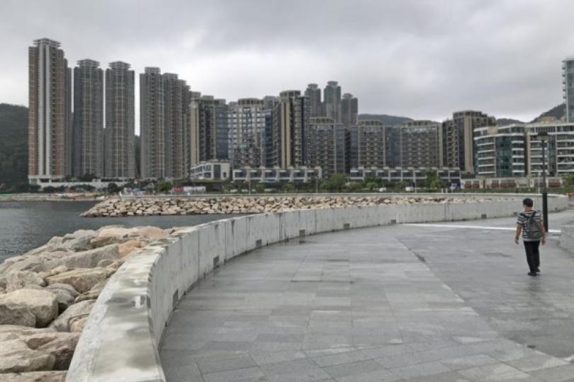 加固堤防: 土木工程拓展署在將軍澳海濱公園加建全長約600米、高約1.1米的防浪牆,以減低風暴期間越堤浪對沿岸居民和設施的威脅。 加固堤防: 土木工程拓展署在將軍澳海濱公園加建全長約600米、高約1.1米的防浪牆,以減低風暴期間越堤浪對沿岸居民和設施的威脅。