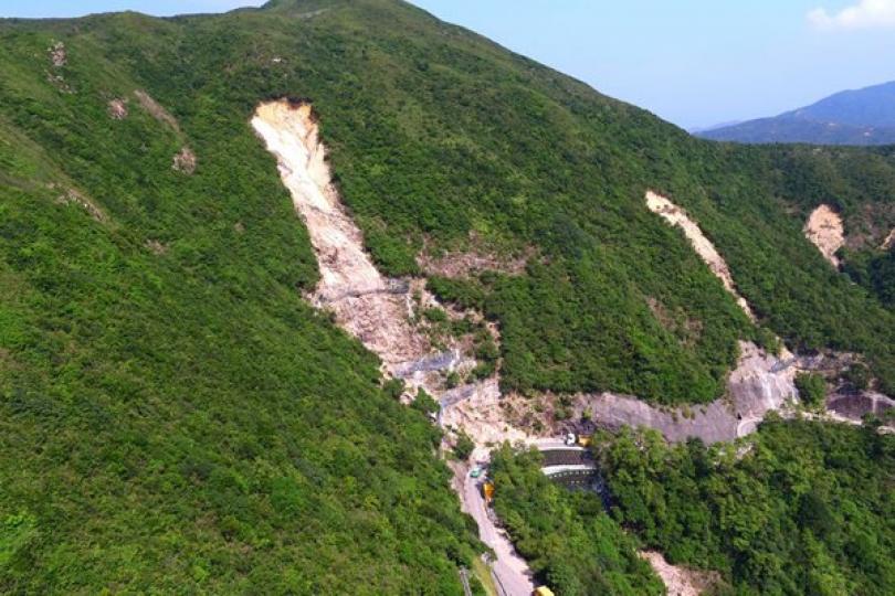 斜坡勘察: 土拓署以無人機勘察和拍攝斜坡情況,再用有關數據拼砌立體數碼模型,以助找出山泥傾瀉的原因和經過。 斜坡勘察: 土拓署以無人機勘察和拍攝斜坡情況,再用有關數據拼砌立體數碼模型,以助找出山泥傾瀉的原因和經過。