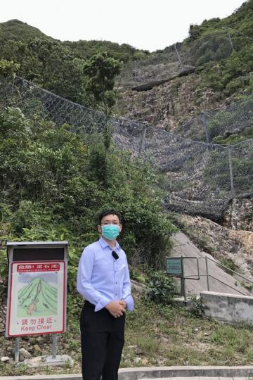 柔性防護:  西貢西灣路2016年5月曾發生山泥傾瀉，西灣路斜坡現已築起柔性防護網，並放置提示路牌，提醒市民遠離。