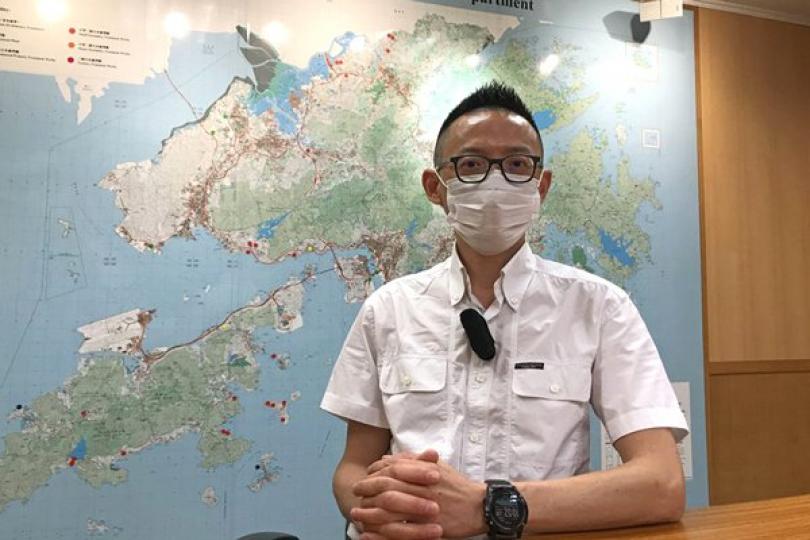 隨時候命: 渠務署工程督察徐偉耀負責管理灣仔區的渠務事宜,包括處理市民的求助個案、區議員和大廈業委會的查詢、驗收新建渠務工程等。 隨時候命: 渠務署工程督察徐偉耀負責管理灣仔區的渠務事宜,包括處理市民的求助個案、區議員和大廈業委會的查詢、驗收新建渠務工程等。