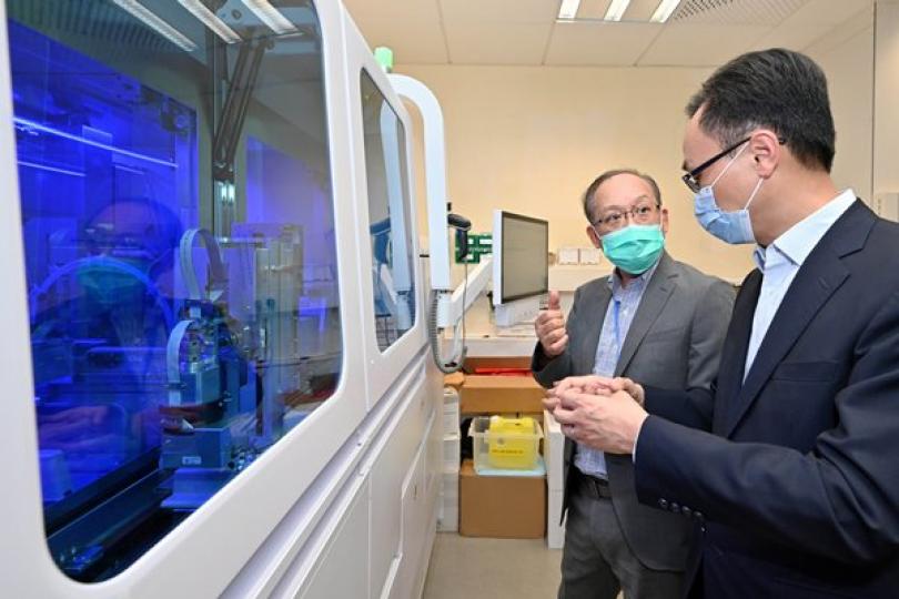 防疫抗疫: 聶德權(右)到訪公共衞生化驗服務處,了解2019冠狀病毒病的檢測工作。 防疫抗疫: 聶德權(右)到訪公共衞生化驗服務處,了解2019冠狀病毒病的檢測工作。