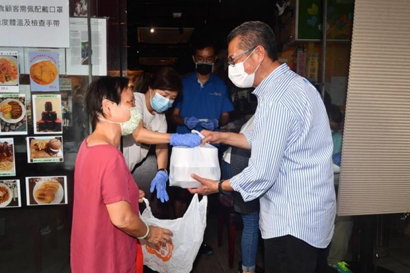 開心消費: 有長者對陳茂波(右)說,收取現金發放計劃的一萬元後會用作飲茶或購買衣物。 開心消費: 有長者對陳茂波(右)說,收取現金發放計劃的一萬元後會用作飲茶或購買衣物。