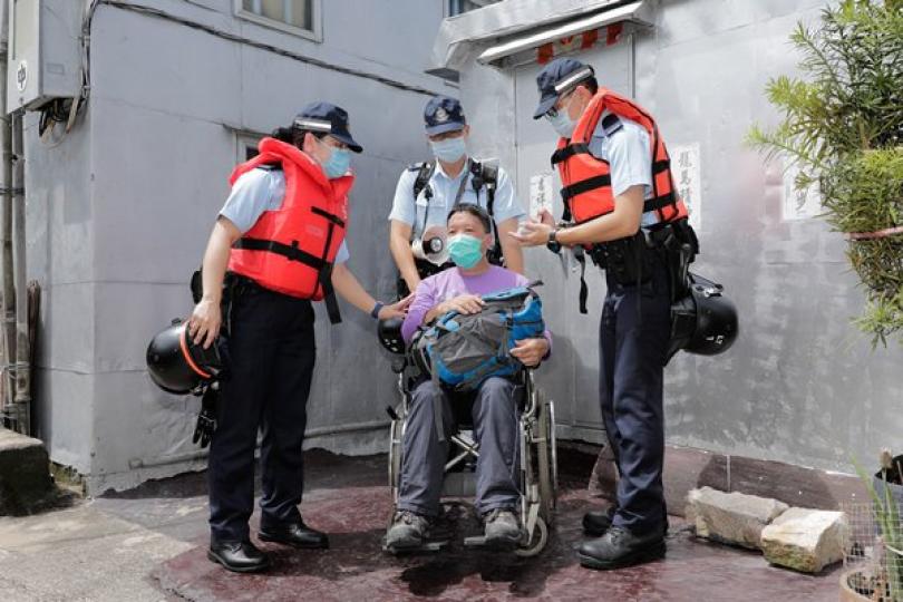 水浸應變: 離島民政事務處在大澳舉行跨部門水浸模擬救援及疏散演練,模擬居民被困,警務處派員拯救。 水浸應變: 離島民政事務處在大澳舉行跨部門水浸模擬救援及疏散演練,模擬居民被困,警務處派員拯救。