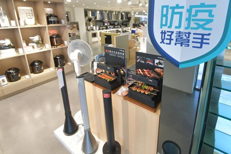 轉危為機:  陳國民的公司看準港人注重衞生的要求，推出消毒、淨化產品。