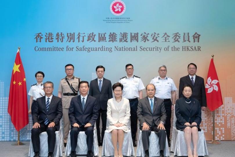 首次會議: 由行政長官林鄭月娥(前排中)擔任主席的香港特別行政區維護國家安全委員會舉行首次會議,國家安全事務顧問駱惠寧(前排左二)列席會議。各人在會議前合照。 首次會議: 由行政長官林鄭月娥(前排中)擔任主席的香港特別行政區維護國家安全委員會舉行首次會議,國家安全事務顧問駱惠寧(前排左二)列席會議。各人在會議前合照。