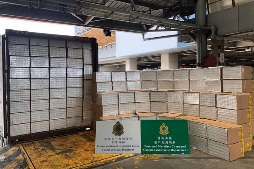 源頭堵截: 海關根據風險評估和情報分析,在葵涌驗貨場檢獲約一千萬支懷疑私煙,估計市值約2,700萬元。 源頭堵截: 海關根據風險評估和情報分析,在葵涌驗貨場檢獲約一千萬支懷疑私煙,估計市值約2,700萬元。