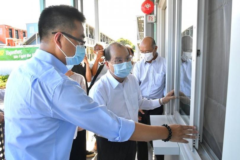 進度良好: 張建宗(左二)到竹篙灣視察新增檢疫設施的興建進度,參觀已完工的檢疫單位。 進度良好: 張建宗(左二)到竹篙灣視察新增檢疫設施的興建進度,參觀已完工的檢疫單位。