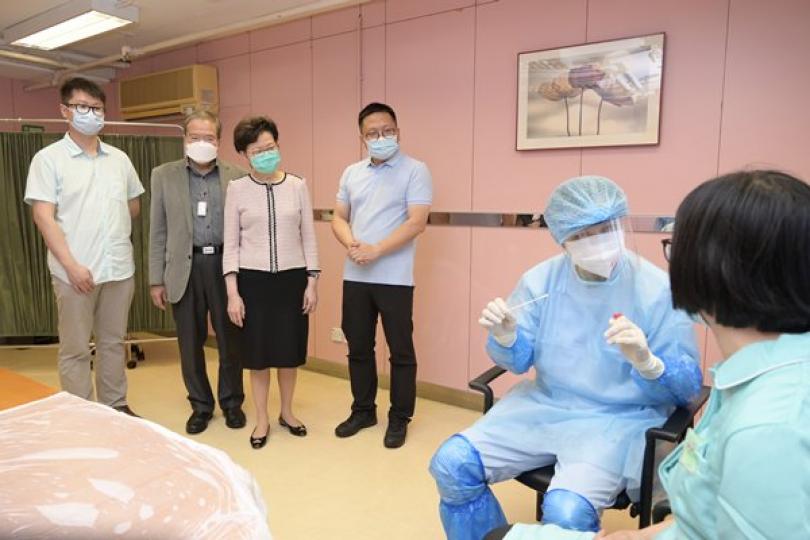 視察檢測: 林鄭月娥(左三)到慈雲山一所護養院,視察院舍員工接受2019冠狀病毒檢測的情況。 視察檢測: 林鄭月娥(左三)到慈雲山一所護養院,視察院舍員工接受2019冠狀病毒檢測的情況。