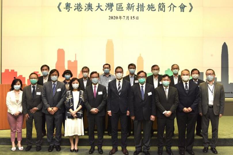 灣區機遇: 政府向建築和工程業界發布便利相關企業和專業人士到粵港澳大灣區九市開業執業的新措施。發展局局長黃偉綸(前排右五)等政府官員和相關專業學會、協會和專業註冊管理局代表出席簡介會。 灣區機遇: 政府向建築和工程業界發布便利相關企業和專業人士到粵港澳大灣區九市開業執業的新措施。發展局局長黃偉綸(前排右五)等政府官員和相關專業學會、協會和專業註冊管理局代表出席簡介會。