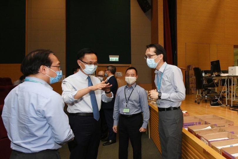 克盡己職: 聶德權(左二)與家居檢疫控制中心當值人員傾談,了解他們的工作。 克盡己職: 聶德權(左二)與家居檢疫控制中心當值人員傾談,了解他們的工作。
