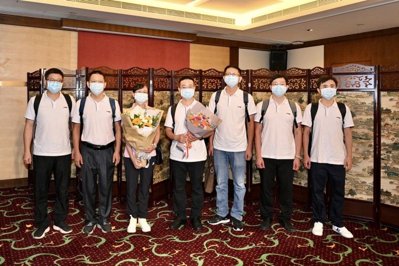 積極回應: 內地核酸檢測支援隊七名先遣部隊成員抵港,協助籌備臨時實驗室的工作,以大幅提升特區病毒檢測能力。 積極回應: 內地核酸檢測支援隊七名先遣部隊成員抵港,協助籌備臨時實驗室的工作,以大幅提升特區病毒檢測能力。