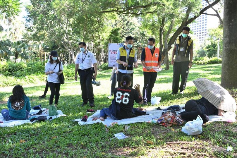 防疫宣傳: 康樂及文化事務署人員在維多利亞公園巡查,呼籲市民遵守限聚令和佩戴口罩的規例。 康樂及文化事務署人員在維多利亞公園巡查