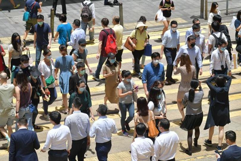 本港年中人口逾750萬 本港年中人口逾750萬