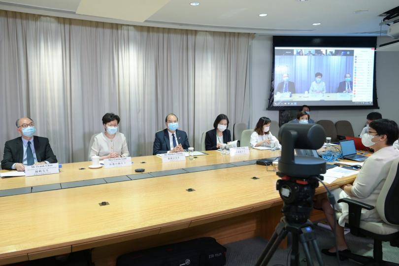 首場諮詢: 林鄭月娥(左二)與張建宗(左三)、陳帆(左一)一同聽取航空、航運和物流業界持份者對新一份施政報告的意見。 林鄭月娥(左二)與張建宗(左三)、陳帆(左一)一同聽取航空、航運和物流業界持份者對新一份施政報告的意見。