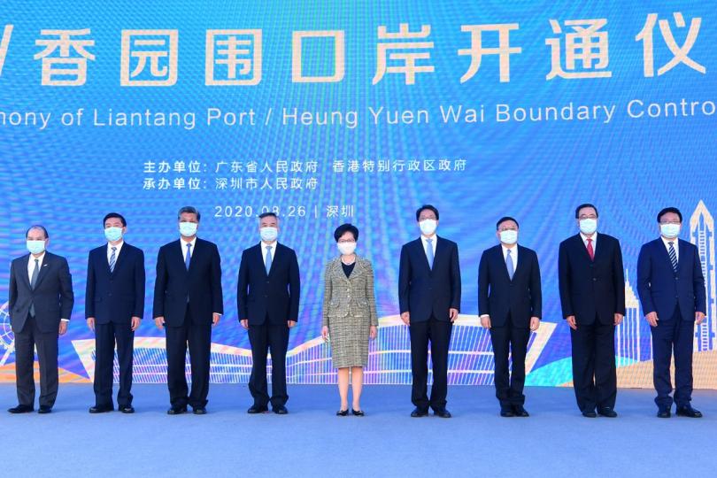 加強聯繫: 廣東省委書記李希(左四)、林鄭月娥(中)、廣東省省長馬興瑞(左三)、國務院港澳辦副主任張曉明(右四)、中聯辦主任駱惠寧(左二)和其他嘉賓主持開通儀式。 廣東省委書記李希(左四)、林鄭月娥(中)、廣東省省長馬興瑞(左三)、國務院港澳辦副主任張曉明(右四)、中聯辦主任駱惠寧(左二)和其他嘉賓主持開通儀式。