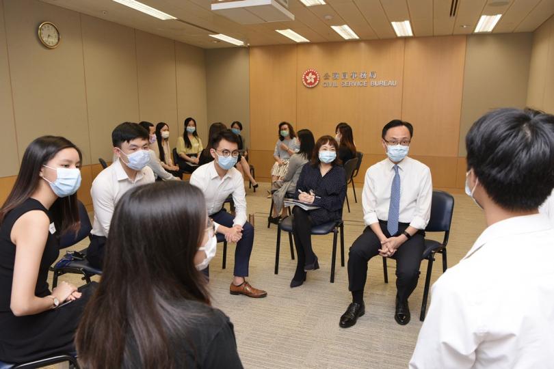 了解體驗:  聶德權（右二）與參加政務職系暑期實習計劃的大學生見面，了解他們的實習體驗。