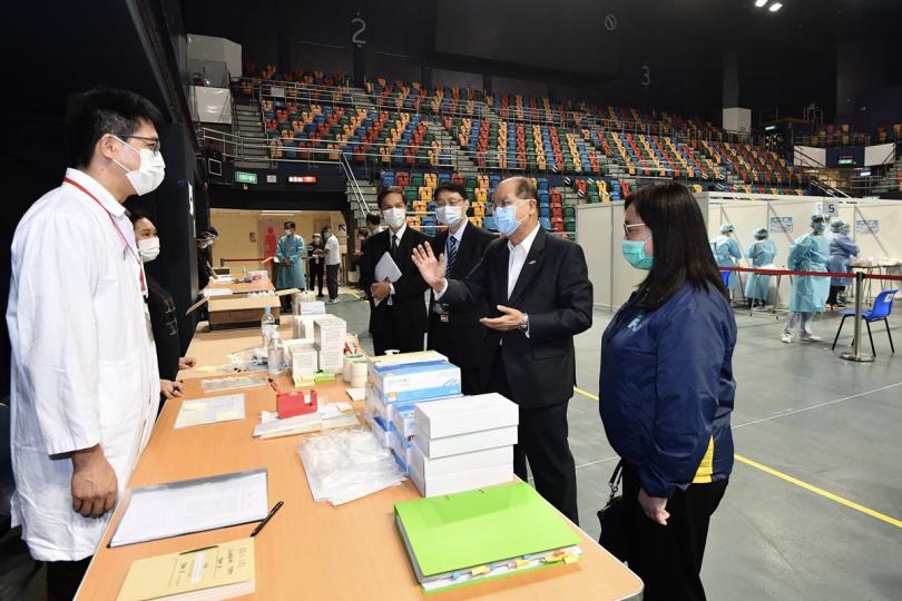 過程安全: 張建宗(右二)在社區檢測中心聽取工作人員介紹,了解檢測流程。 過程安全: 張建宗(右二)在社區檢測中心聽取工作人員介紹,了解檢測流程。
