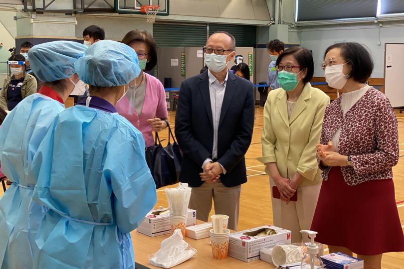 攜手抗疫: 陳肇始(右一)、衞生署署長陳漢儀(右二)視察駱克道體育館社區檢測中心,了解中心運作情況,並為醫護和工作人員打氣。 攜手抗疫: 陳肇始(右一)、衞生署署長陳漢儀(右二)視察駱克道體育館社區檢測中心,了解中心運作情況,並為醫護和工作人員打氣。