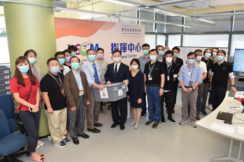 同心抗疫: 薛永恒(前排左五)讚揚物流及供應鏈多元技術研發中心上下一心,以科技理順檢測樣本物流安排。旁為研發中心行政總裁黃廣揚(前排左四)。 同心抗疫: 薛永恒(前排左五)讚揚物流及供應鏈多元技術研發中心上下一心,以科技理順檢測樣本物流安排。旁為研發中心行政總裁黃廣揚(前排左四)。