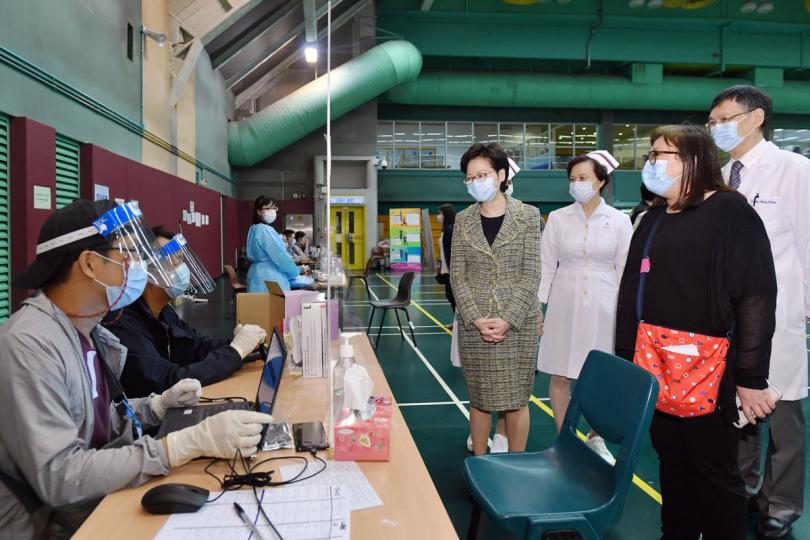 同心抗疫:  林鄭月娥（右四）視察設於九龍城體育館的社區檢測中心。