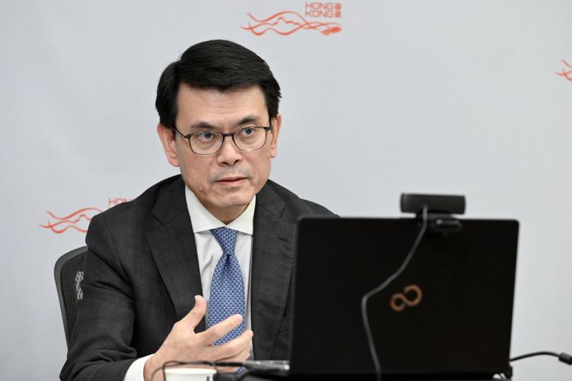 打破壁壘: 邱騰華出席網上研討會,呼籲各地消除貿易壁壘,加強合作,共同抗疫。 打破壁壘: 邱騰華出席網上研討會,呼籲各地消除貿易壁壘,加強合作,共同抗疫。