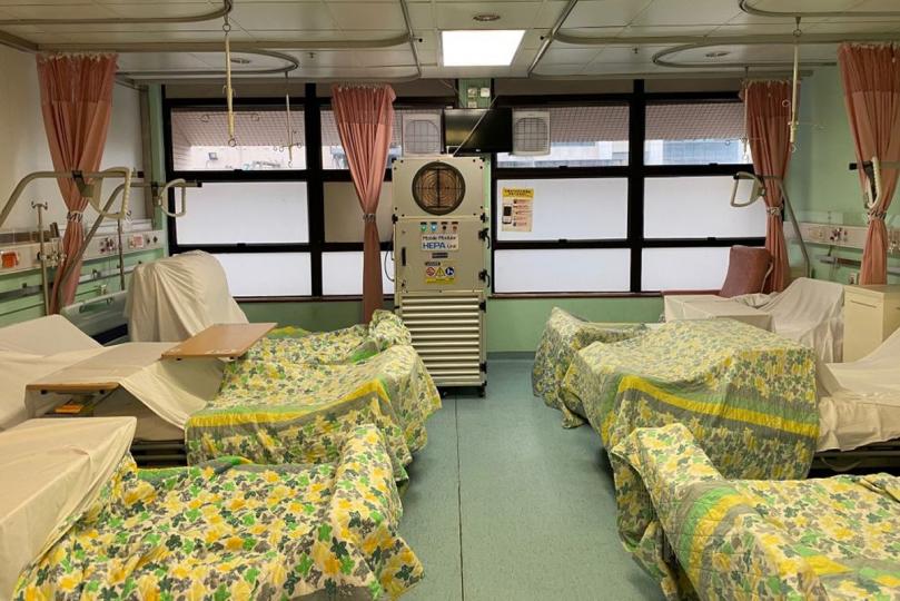 高效過濾: 從今年3月至8月,機電署已向有需要的醫院提供逾200台流動組合式---高效能空氣微粒子過濾器,從而增加約500張二線負壓病床。 高效過濾: 從今年3月至8月,機電署已向有需要的醫院提供逾200台流動組合式---高效能空氣微粒子過濾器,從而增加約500張二線負壓病床。