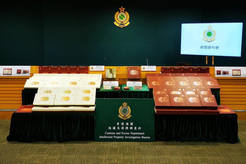 打擊侵權: 海關檢獲懷疑冒牌月餅和懷疑附有虛假商品說明的月餅換領券,估計約值九萬元。 打擊侵權: 海關檢獲懷疑冒牌月餅和懷疑附有虛假商品說明的月餅換領券,估計約值九萬元。
