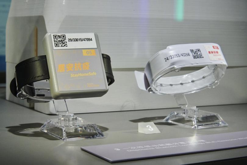 科技抗疫: 抗疫新科技展覽展出一次性低功耗藍牙電子手環,政府利用它配合應用地理圍欄技術的流動應用程式,監察接受家居檢疫人士。 科技抗疫: 抗疫新科技展覽展出一次性低功耗藍牙電子手環,政府利用它配合應用地理圍欄技術的流動應用程式,監察接受家居檢疫人士。
