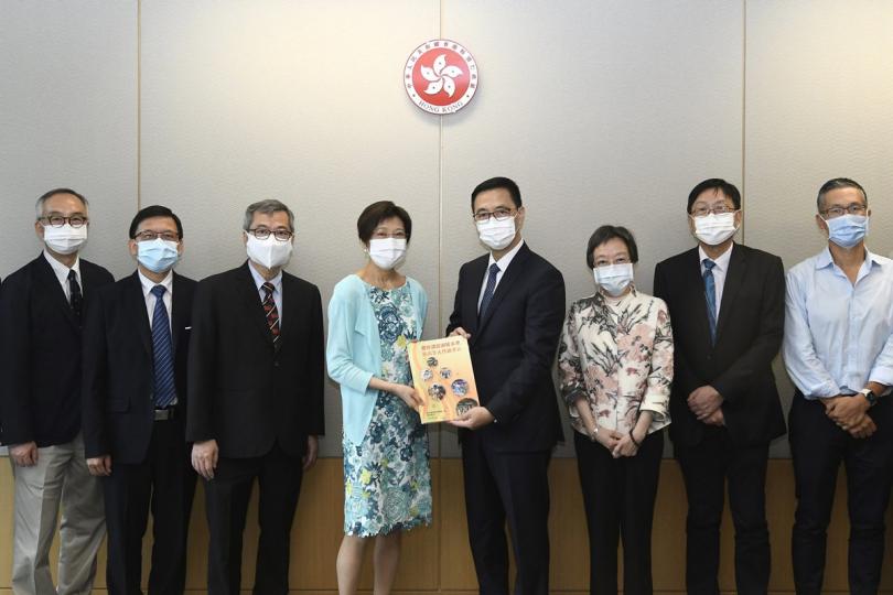 優化建議: 學校課程檢討專責小組主席陳黃麗娟(左四)向楊潤雄(右四)提交檢討報告。 優化建議: 學校課程檢討專責小組主席陳黃麗娟(左四)向楊潤雄(右四)提交檢討報告。