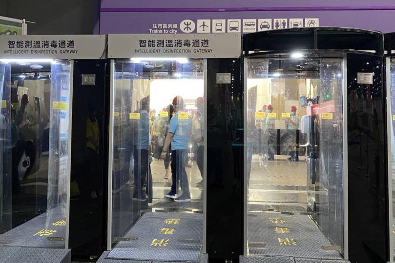 確保衞生:  亞博館內設有多條智能測溫消毒通道，工程人員和日後醫護人員、病人和工作人員入場前均須經過此通道，為衣服和隨身物品清潔消毒。