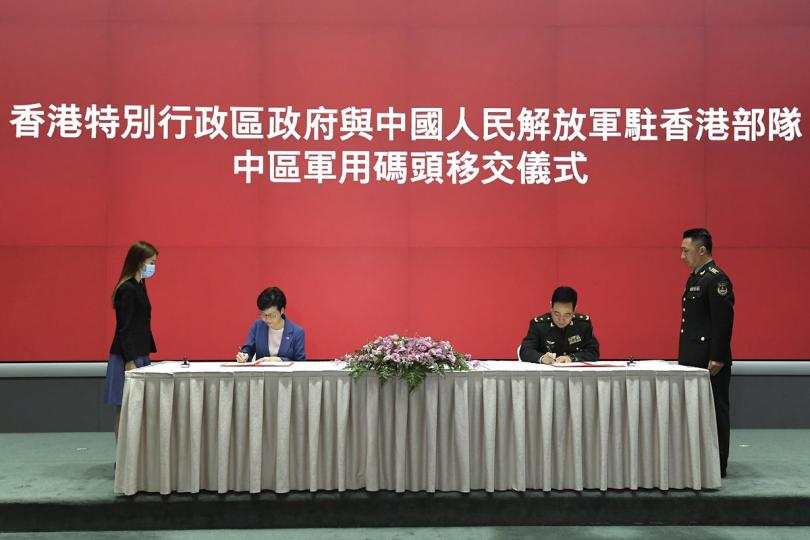 履行責任: 林鄭月娥(左二)和中國人民解放軍駐香港部隊司令員陳道祥少將(右二)簽署《中區軍用碼頭移交備忘錄》。 履行責任: 林鄭月娥(左二)和中國人民解放軍駐香港部隊司令員陳道祥少將(右二)簽署《中區軍用碼頭移交備忘錄》。
