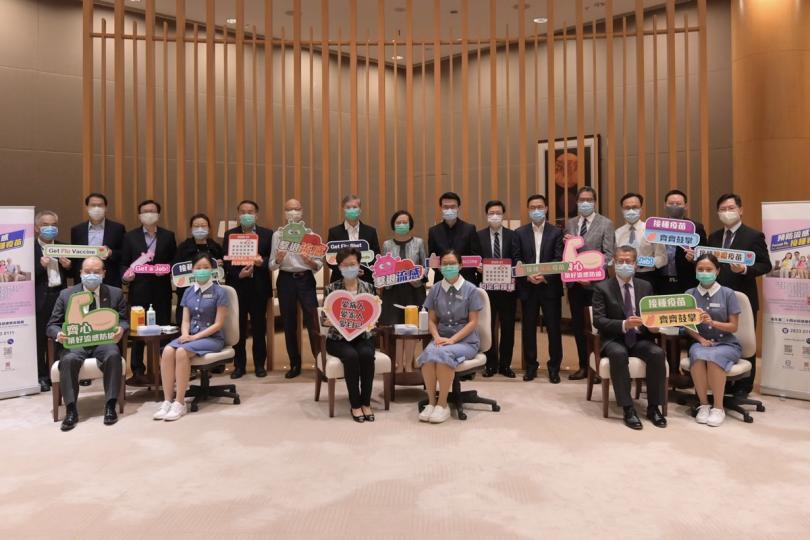 及早準備: 林鄭月娥(前排左三)、多名局長和副局長一起呼籲市民及早接種流感疫苗。 及早準備: 林鄭月娥(前排左三)、多名局長和副局長一起呼籲市民及早接種流感疫苗。