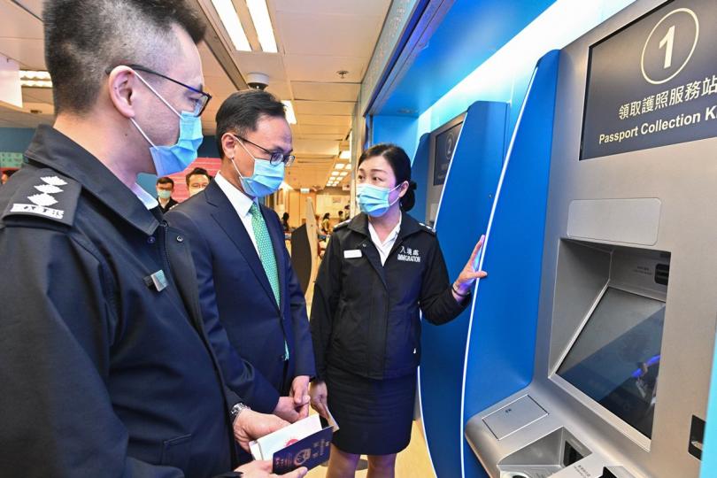 自助服務: 領取護照服務站即將啟用,聶德權(中)到訪入境事務處時,了解其使用方法。 自助服務: 領取護照服務站即將啟用,聶德權(中)到訪入境事務處時,了解其使用方法。