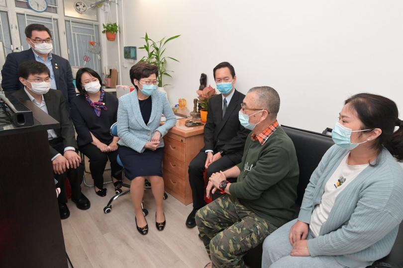 生活改善: 林鄭月娥(左四)探訪居於深水埗南昌街過渡性房屋項目---南昌220的家庭。 生活改善: 林鄭月娥(左四)探訪居於深水埗南昌街過渡性房屋項目---南昌220的家庭。