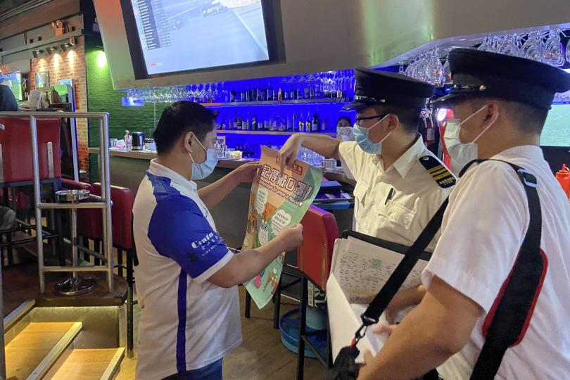 加強巡查: 食物環境衞生署與警方展開聯合行動,加強巡查酒吧等餐飲業處所,並向經營者、從業員和顧客派發單張,提醒他們恪守相關法例規定。 加強巡查: 食物環境衞生署與警方展開聯合行動,加強巡查酒吧等餐飲業處所,並向經營者、從業員和顧客派發單張,提醒他們恪守相關法例規定。