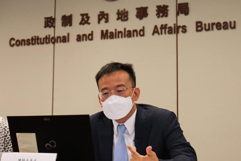 共融社會: 政制及內地事務局副局長陳帥夫在簡介會上表示,政府致力促進不同性傾向和跨性別人士的平等機會,以期在社會建立共融、互相尊重、不歧視的文化和價值觀。 共融社會: 政制及內地事務局副局長陳帥夫在簡介會上表示,政府致力促進不同性傾向和跨性別人士的平等機會,以期在社會建立共融、互相尊重、不歧視的文化和價值觀。