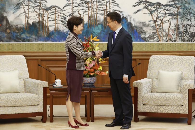 堅定支持: 林鄭月娥(左)在北京獲國務院副總理韓正接見。 堅定支持: 林鄭月娥(左)在北京獲國務院副總理韓正接見。