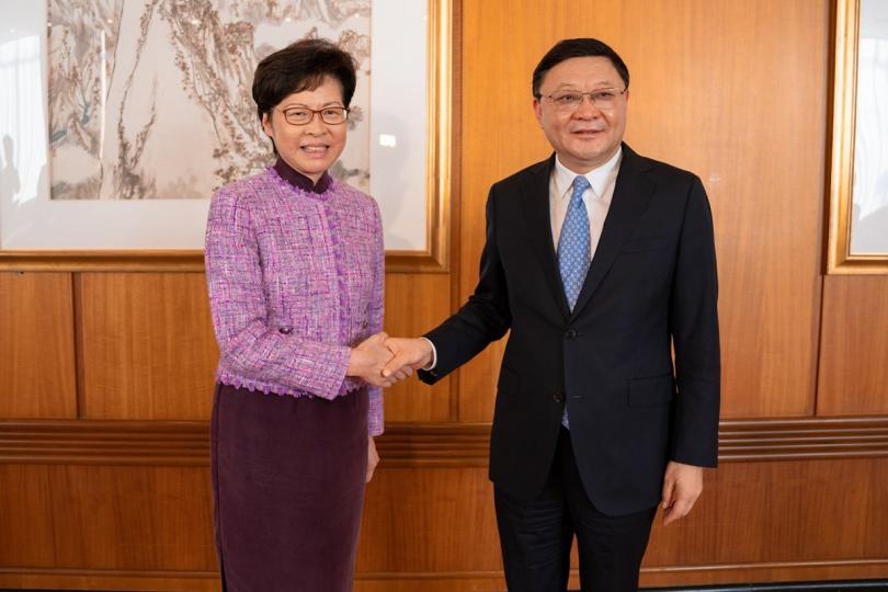 深化合作: 行政長官林鄭月娥(左)在深圳與深圳市委書記王偉中會面。 深化合作: 行政長官林鄭月娥(左)在深圳與深圳市委書記王偉中會面。
