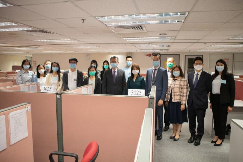 數據重地: 陳茂波(右八)到訪政府統計處總部,為工作人員打氣。 數據重地: 陳茂波(右八)到訪政府統計處總部,為工作人員打氣。